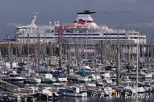 St. Malo, port jachtowy i prom, Bretania, Francja