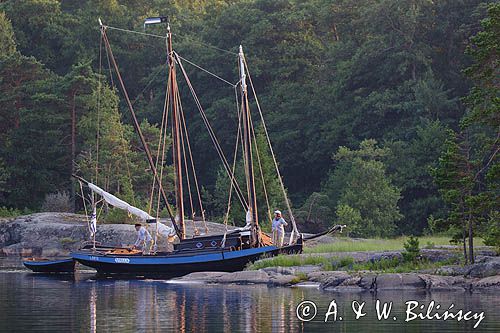 żaglówka old timer przy Stora Svarto, Zatoka Fińska, Finlandia