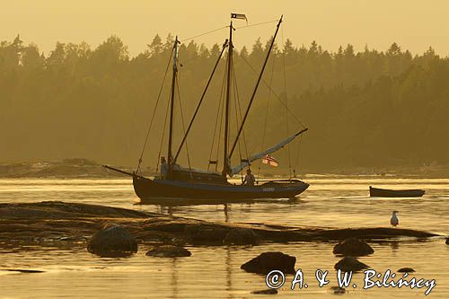 żaglówka old timer przy Stora Svarto, Zatoka Fińska, Finlandia