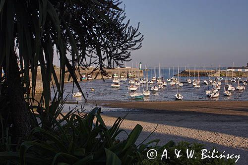 port w czasie odpływu w St Quay Portrieux, wybrzeże Cotes d&#180Armor, Bretania, Francja, port pływowy wysychający