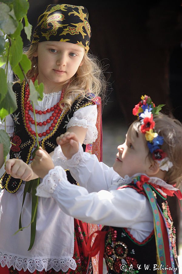 Kraków, dziewczynki w stroju krakowskim