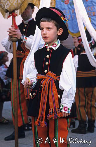 chłopiec w stroju łowickim, rezurekcja w Łowiczu