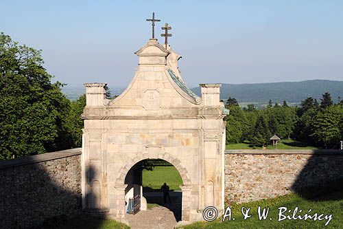 Święty Krzyż, Łysa Góra, Łysogóry, Góry Świętokrzyskie, Świętokrzyski Park Narodowy, kielecczyzna, Sanktuarum Relikwi Krzyża Świętego