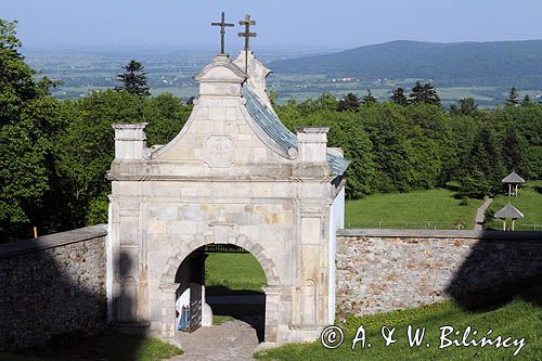 Święty Krzyż, Łysa Góra, Łysogóry, Góry Świętokrzyskie, Świętokrzyski Park Narodowy, kielecczyzna, Sanktuarum Relikwi Krzyża Świętego