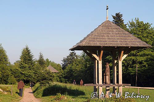 stacje drogi krzyżowej na szlaku z Nowej Słupi do Świetego Krzyża, Łysa Góra, Łysogóry, Góry Świętokrzyskie, Świętokrzyski Park Narodowy, kielecczyzna