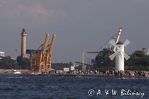 wejście do portu, po prawej Stawa Młyny, po lewej latarnia morska, Świnoujście