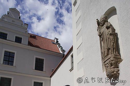Szczecin, zamek Książąt Pomorskich, kopia figury misjonarza Pomorza św. Ottona z Bambergu we wnęce na scianie Wieży Dzwonów