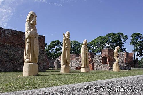 Szczytno, ruiny zamku, figury, Mazury