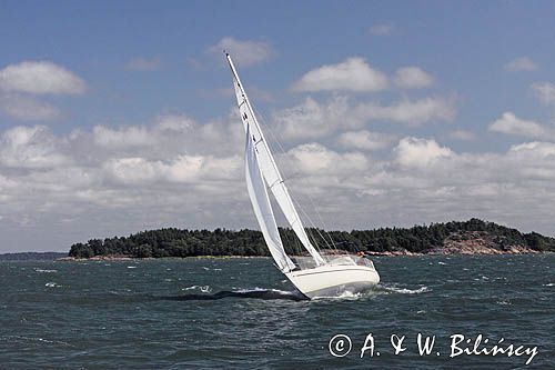 jacht pod żaglami, szkiery Turku, Finlandia sailing, Turku Archipelago, Finland