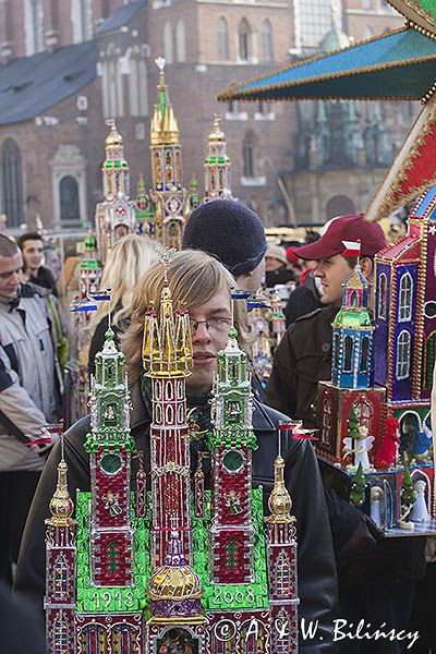 Szopki Krakowskie na Rynku pod pomnikiem Mickiewicza w pierwszy czwartek grudnia, Kraków