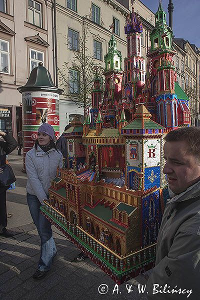 Szopki Krakowskie na Rynku pod pomnikiem Mickiewicza w pierwszy czwartek grudnia, Kraków