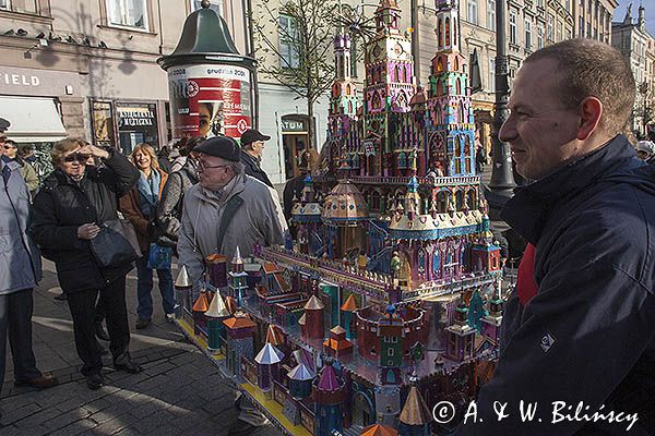 Szopki Krakowskie na Rynku pod pomnikiem Mickiewicza w pierwszy czwartek grudnia, Kraków