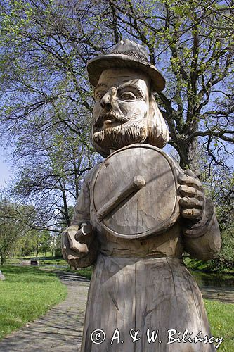 Szydłowiec, rzeźby przy zamku