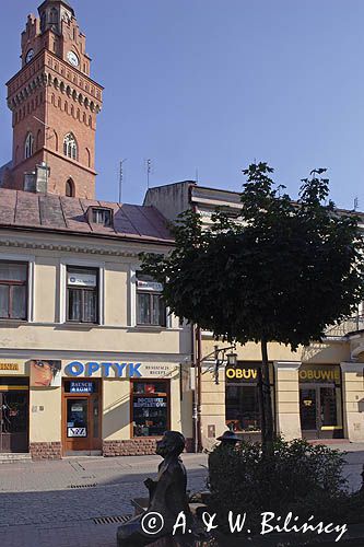 Tarnów, na deptaku - na ulicy Wałowej pomnik 'Ławka poetów' - figury Agnieszki Osieckiej, Zbigniewa Herberta i Jana Brzechwy i Wieża Bazyliki Katedralnej