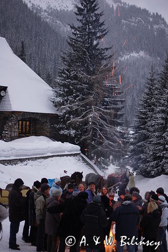 zima, ognisko przed schroniskiem na Polanie Chochołowskiej, Tatrzański Park Narodowy Murań, widok z Murzasichla