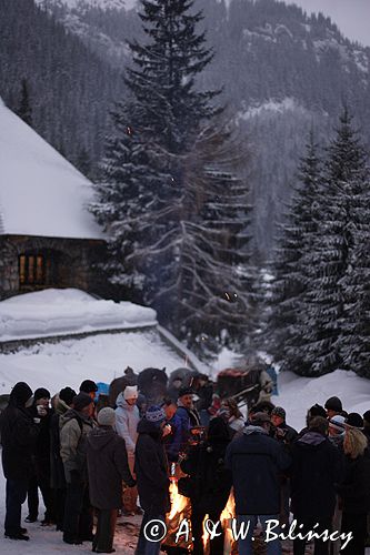 zima, ognisko przed schroniskiem na Polanie Chochołowskiej, Tatrzański Park Narodowy Murań, widok z Murzasichla