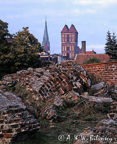Toruń ruiny zamku krzyżackiego i kościół św. Jakuba