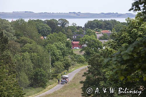 Wioska i pojazd turystyczny na wyspie Tuno, Kattegat, Dania