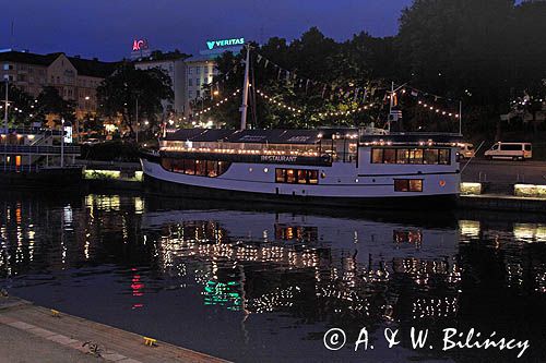 restauracja na wodzie, Turku nocą, szkiery Turku, Finlandia Turku at night, Turku Archipelago, Finland