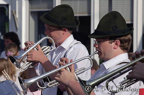 orkiestra Tirolerband z Aalburga orkiestra tyrolska na pikniku w Rendsburgu nad kanałem Kilońskim, Schleswig-Holstein, Niemcy