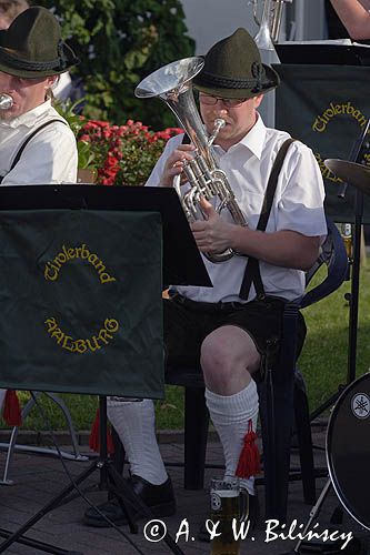 orkiestra Tirolerband z Aalburga orkiestra tyrolska na pikniku w Rendsburgu nad kanałem Kilońskim, Schleswig-Holstein, Niemcy