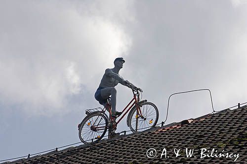 Peenemünde na wyspie Uznam, rowerzysta na dachu - instalacja, wyspa Uznam, Niemcy