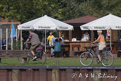 rowerzyści w portcie jachtowym w Rankwitz na wyspie Uznam, Niemcy