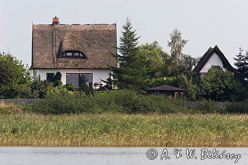 domy w Zecherin na wyspie Uznam, cieśnina Peene - Piana między wyspą Uznam a kontynentalną częścią Niemiec