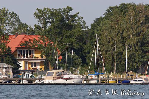 marina w Ziemitz na wyspie Uznam, cieśnina Peene - Piana między wyspą Uznam a kontynentalną częścią Niemiec