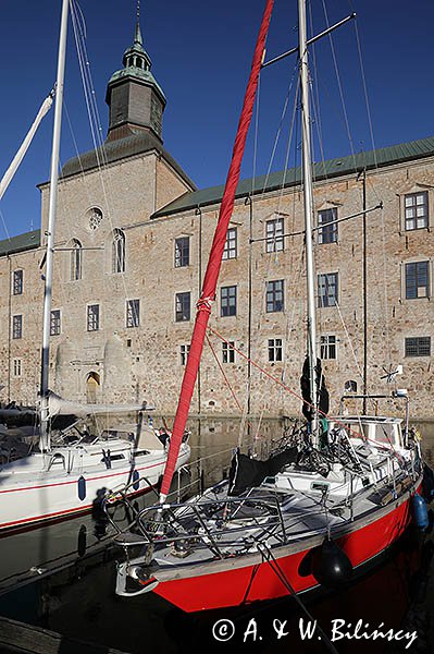 Safran pod zamkiem, Marina w fosie zamku Vadstena nad jeziorem Vattern, Szwecja