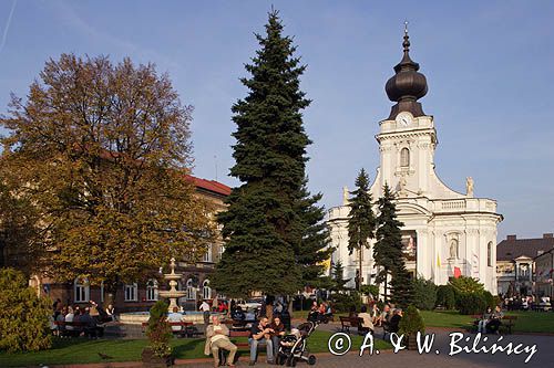 Wadowice, Plac Jana Pawła II i kościół Bazylika Mniejsza Ofiarowania NMP, z XVIII w.