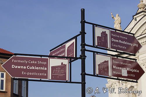 Wadowice, Plac Jana Pawła II i kościół Bazylika Mniejsza Ofiarowania NMP, z XVIII w., drogowskaz