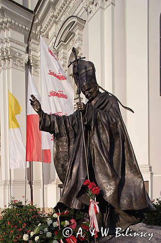 Wadowice, Pomnik Jana Pawła II i kościół Bazylika Mniejsza Ofiarowania NMP, z XVIII w.