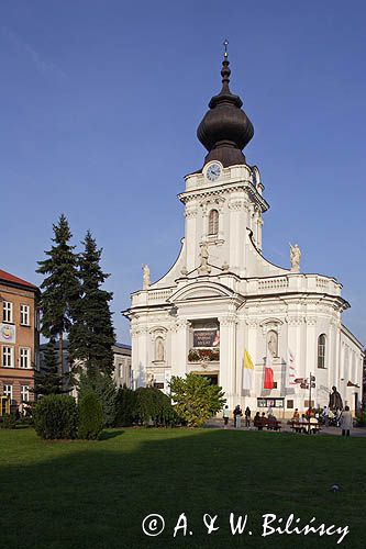 Wadowice, Plac Jana Pawła II i kościół Bazylika Mniejsza Ofiarowania NMP, z XVIII w.