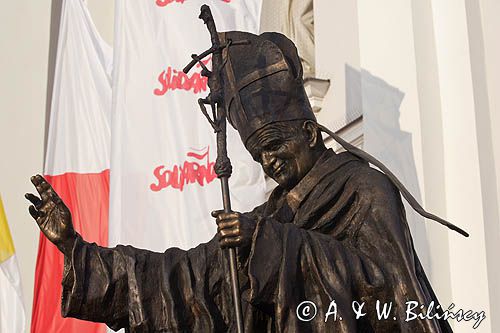 Wadowice, Pomnik Jana Pawła II przed kościołem Bazylika Mniejsza Ofiarowania NMP, z XVIII w.