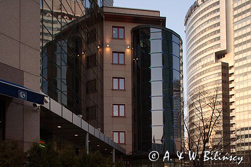 Warszawa na rogu ulic Jana Pawła II i Grzybowskiej budynek Atrium Plaza
