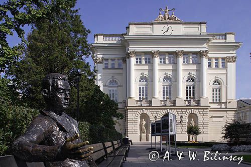 Warszawa, figura studenta na ławce na terenie Uniwersytetu Warszawskiego, Galeria-Muzeum Uniwersytetu Warszawskiego, Warszawa, Pałac Kazimierzowski - ul. Krakowskie Przedmieście 26/28