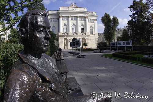 Warszawa, figura studenta na ławce na terenie Uniwersytetu Warszawskiego, Galeria-Muzeum Uniwersytetu Warszawskiego, Warszawa, Pałac Kazimierzowski - ul. Krakowskie Przedmieście 26/28