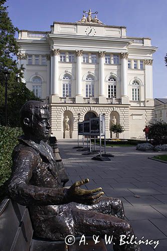 Warszawa, figura studenta na ławce na terenie Uniwersytetu Warszawskiego, Galeria-Muzeum Uniwersytetu Warszawskiego, Warszawa, Pałac Kazimierzowski - ul. Krakowskie Przedmieście 26/28