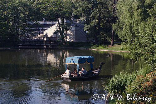 Teatr na Wyspie w Łazienkach, Warszawa, gondola na stawie,