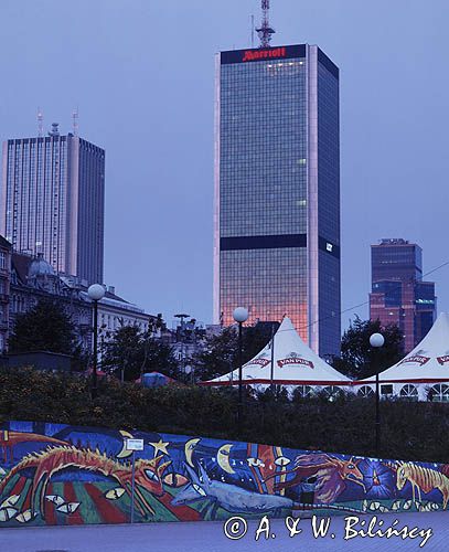 Warszawa, hotel Mariott i graffiti, o świcie