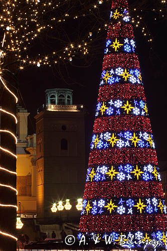 świąteczna iluminacja Warszawy, Trakt Królewski, Plac Zamkowy, choinka i wieża kościoła św. Anny
