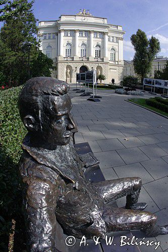 Warszawa, figura studenta na ławce na terenie Uniwersytetu Warszawskiego, Galeria-Muzeum Uniwersytetu Warszawskiego, Warszawa, Pałac Kazimierzowski - ul. Krakowskie Przedmieście 26/28