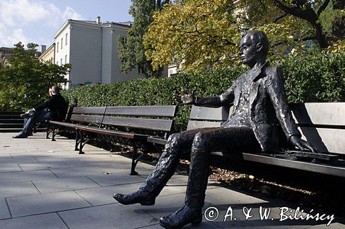 Warszawa, figura studenta na ławce na terenie Uniwersytetu Warszawskiego, Galeria-Muzeum Uniwersytetu Warszawskiego, Warszawa, Pałac Kazimierzowski - ul. Krakowskie Przedmieście 26/28