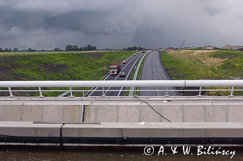na akwedukcie nad autostradą, Holandia