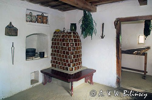 Wdzydze Kiszewskie skansen, wnętrze chałupy gburskiej z XVIII wieku, unikatowy piec wykonany z kafli donicowych