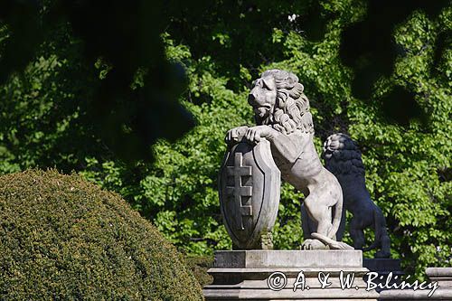 Wilanów, park pałacowy, figura lwa z herbem