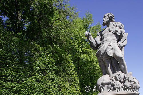 Wilanów, park pałacowy, figura nad wodą