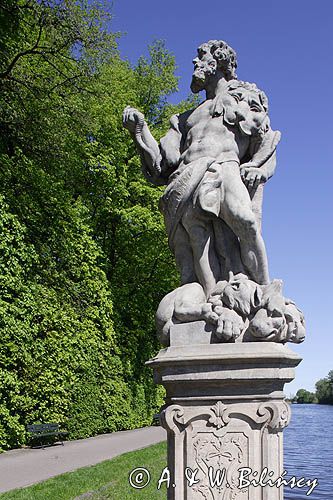 Wilanów, park pałacowy, figura nad wodą