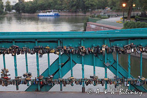 rzeka Odra we Wrocławiu, most Tumski, most miłości, kłódki zakochanych, most zakochanych
